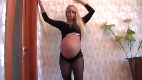 Pregnant Amanda is Dancing